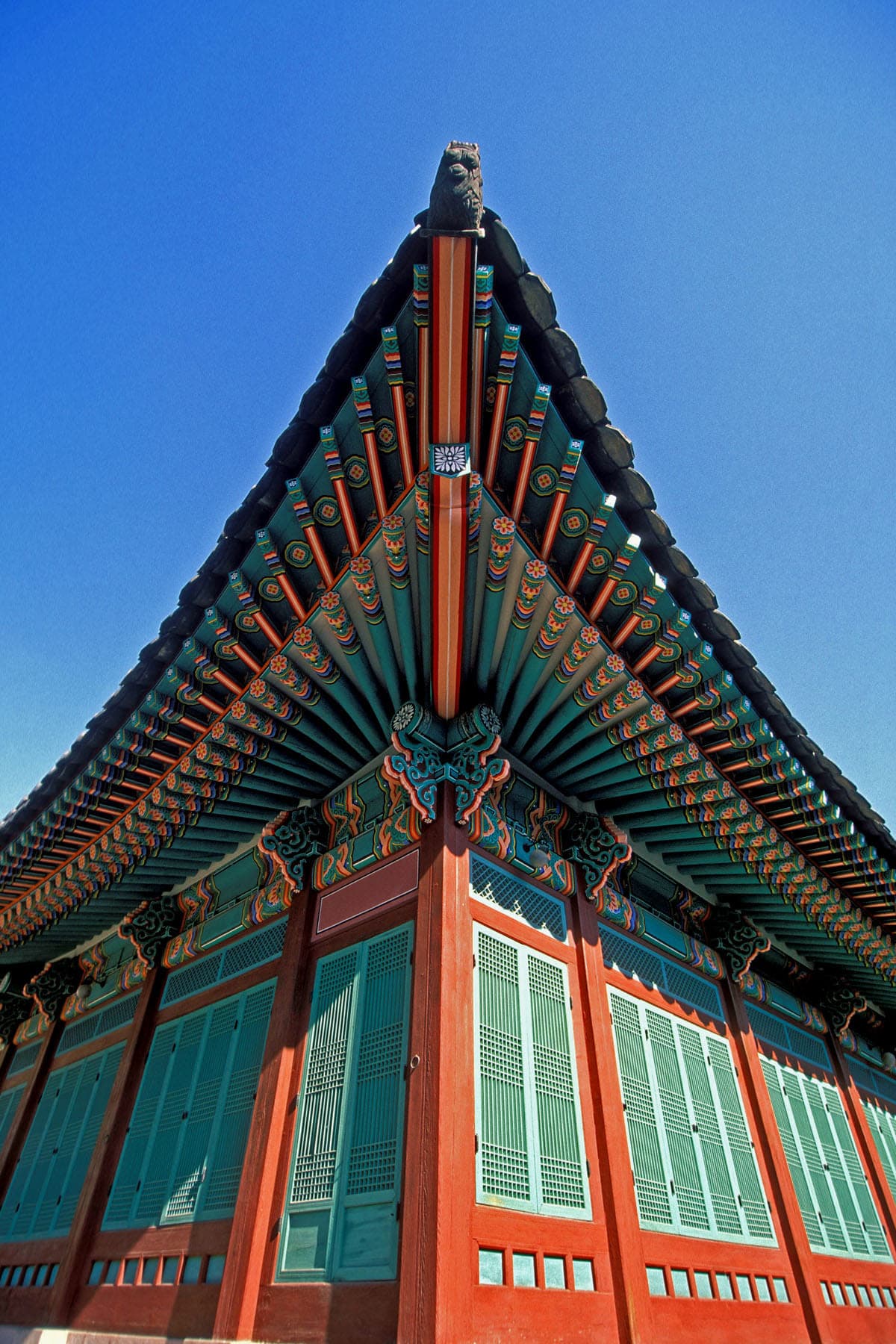 창덕궁 처마와 기둥에 칠해진 단청